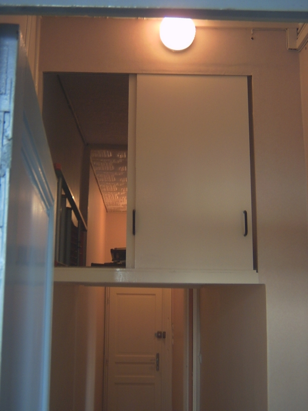 couloir de l'appartement le soir