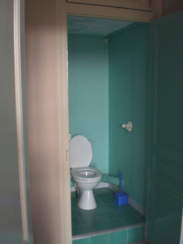 wc séparés de la salle de bains