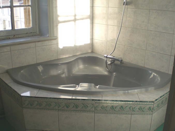 salle de bains baignoire d'angle appartement roanne