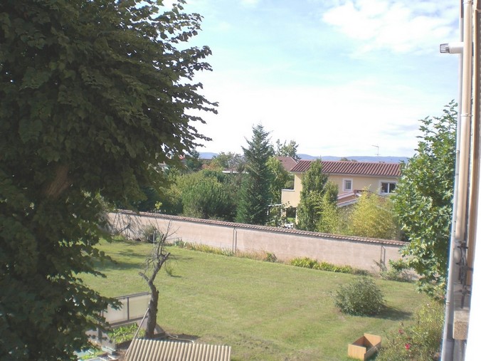 vue sur jardin depuis le salon de l'appartement